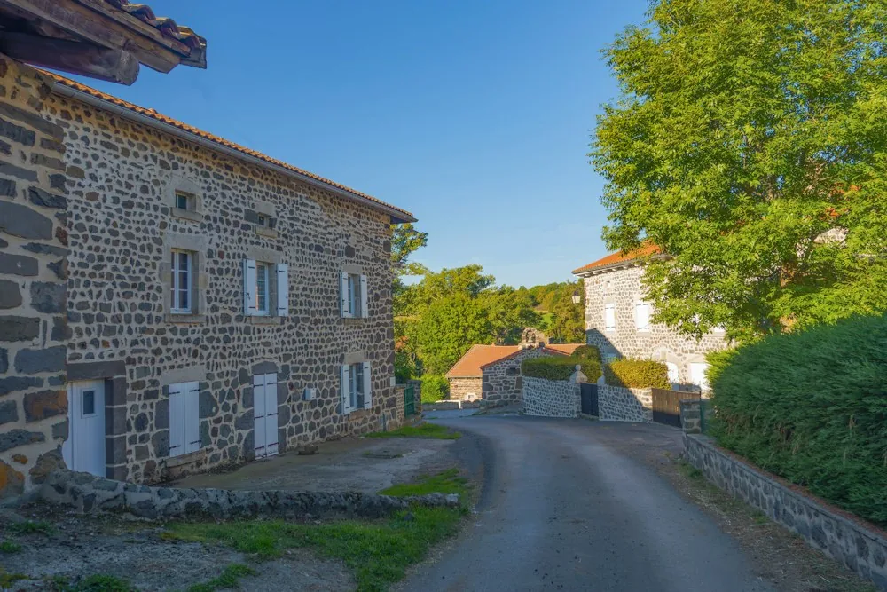 Maisons anciennes et rue en pierre — illustration
